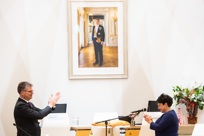 911043 Afbeelding van de installatie van burgemeester Sharon Dijksma (rechts) tijdens een buitengewone raadsvergadering ...